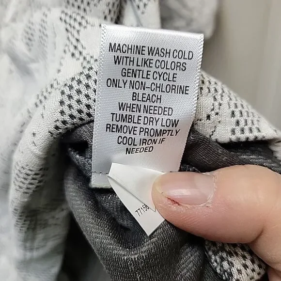 Croft & Barrow Womens Lacy Flower Top Plus Size 2X Stretch Comfortable Classy - Picture 7 of 7